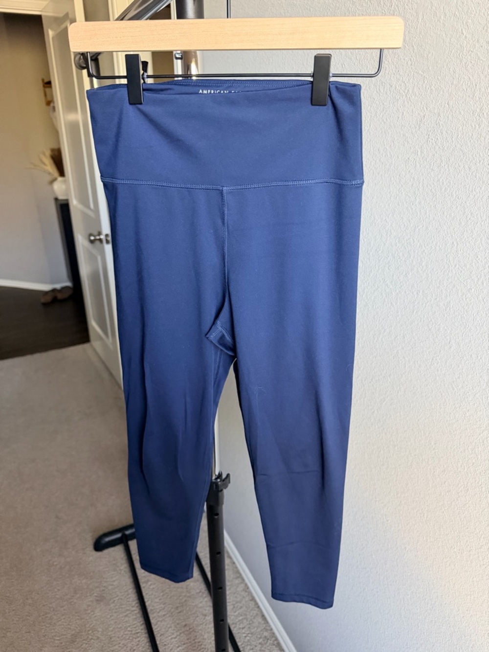 American Eagle Outfitters Navy High-Rise Cropped Leggings